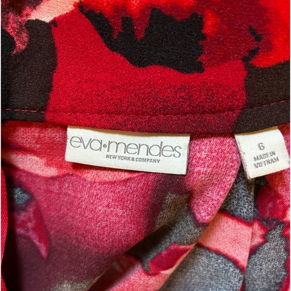 Eva Mendes Red Floral, Pleated, A-Line Skirt with Pockets and Back Zip - Picture 4 of 4